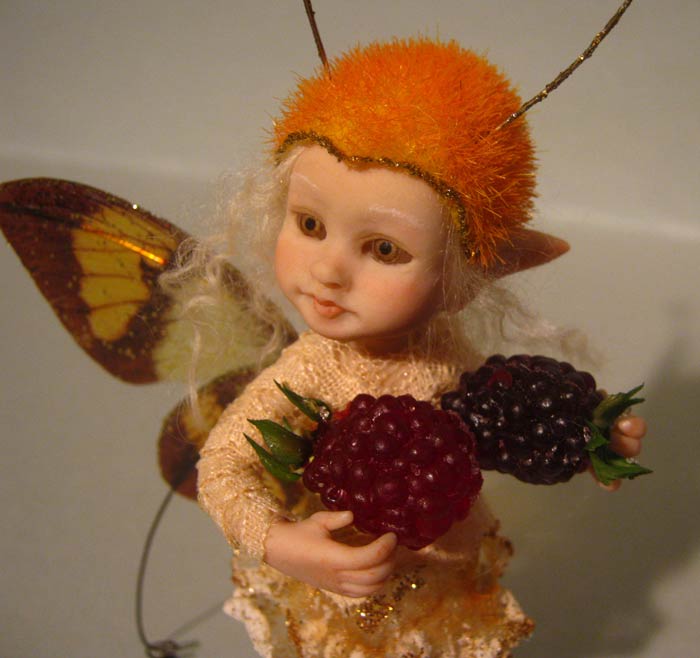 Little Fairy fae Mabel and the blackberries
